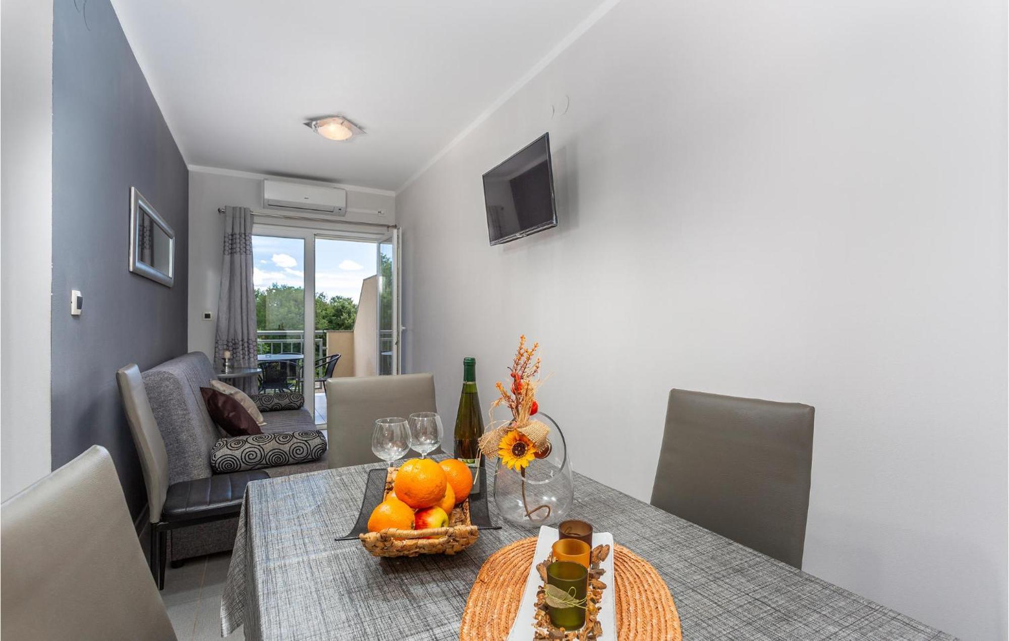 Amazing apartment in Pinezici with 2 Bedrooms, WiFi&Outdoor swimming pool Buitenkant foto